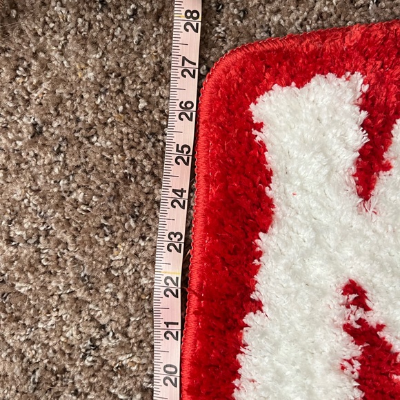 “Kiss My Airs” Red White Rug 27x19 inches - Picture 3 of 6